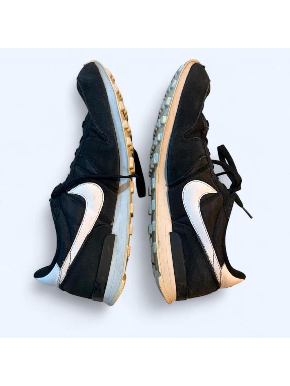 Nike Women's Black and Blue Trainer